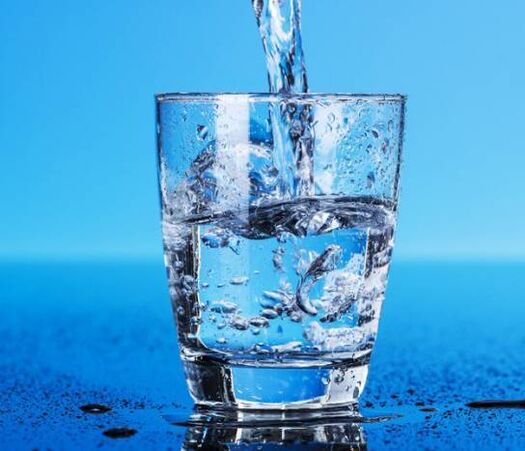 Beber auga é a principal regra para perder peso nunha semana